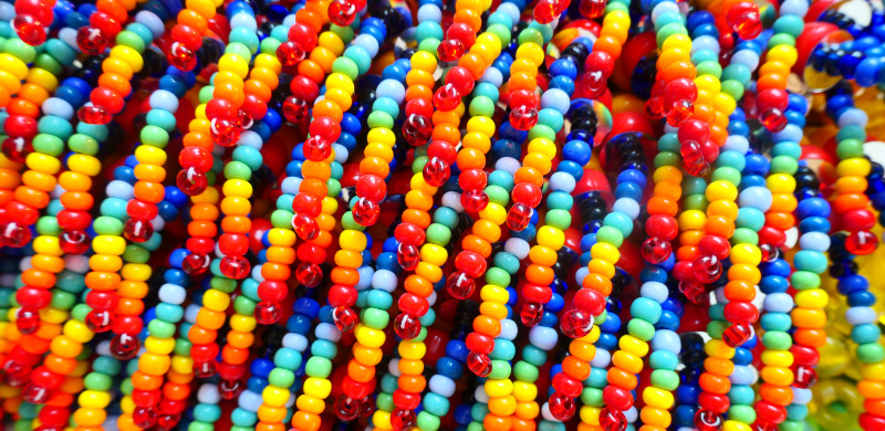 Bild mit Regenbogenperlen